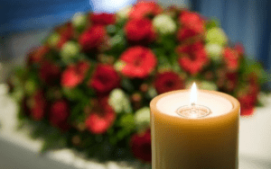 une bougie et un bouquet